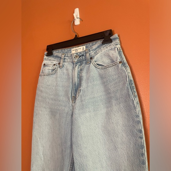 Abercrombie & Fitch Drapey Rigid Curve Love High Rise Loose Jeans Womens Size 24 - Picture 3 of 7